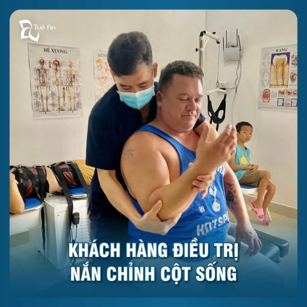 điều trị nắn chỉnh cột sống bằng tay